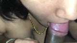 Wanita India rakaman dekat menghisap zakar dengan air mani dalam mulut snapshot 3