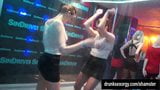 Sexy Schlampen tanzen erotisch in einem Club snapshot 2