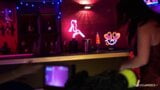 Striptiz kulübünde esmer ve sarışın milfs grup seks sırasında tutkuyla dp alıyorlar snapshot 2