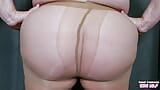 Grote ronde kont in panty - kijk wat alleen mijn man ziet (amateur rijpe milf bbw vreemdgaande vrouw grote tieten kont harig poesje) snapshot 4