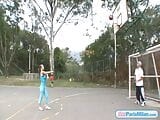 Paris Milan juega baloncesto al aire libre snapshot 9