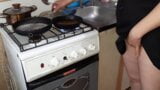 Verborgen camera die mijn huisvrouw filmt terwijl ze kookt en masturbeert - lesbische snoepjes snapshot 4