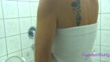 Natte trans meisje Sapphire Young speelt met zeep op haar grote tranny tieten en grote tranny pik onder de douche snapshot 15