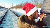 Mädchen im Pelzmantel gibt Blowjob auf der Eisenbahn snapshot 6