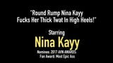 Ronde kont Nina Kayy neukt haar dikke kut op hoge hakken! snapshot 1