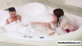 Harige lesbiennes in een bubbelbad (geremasterd) snapshot 1