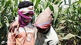 Indiano sexo a três gay - um trabalhador rural e um fazendeiro que emprega o trabalhador fazem sexo em um campo de milho - filme gay com áudio hindi snapshot 9