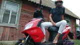 의붓오빠의 오토바이를 타고 오르가즘을 느끼는 헬멧을 쓴 소녀 snapshot 1