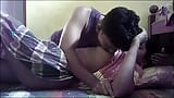 Une femme au foyer indienne du village montre ses gros seins snapshot 2