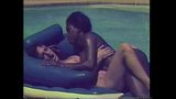 Ebony ayes e Angela Parker - ao lado da piscina snapshot 6