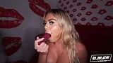 Rondborstige blonde Braziliaanse pronkt met haar orale vaardigheden snapshot 10