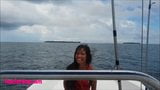 Heather deep sort sur le bateau et marche dans la jungle profonde snapshot 1