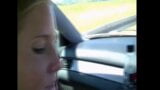 Pijpen waehrend der autofahrt - Duitse milf zuigt enorme lul snapshot 2