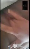 Latynoska palcami swoją cipkę podczas rozmowy przez posłańca snapshot 5