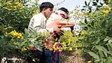 Trío gay indio - tres estudiantes universitarios se follan en un campo de flores durante su descanso de la tarde - película gay snapshot 16