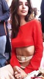 Emily ratajkowski mostrando el estómago y los pechos snapshot 3