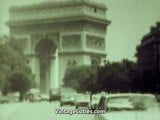 Des hommes regardent un couple baiser dans une voiture (vintage des années 1970) snapshot 1