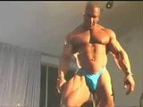 Bodybuilder zeigt seinen riesigen Schwanz snapshot 1