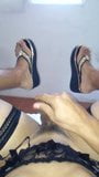 Porra em lingerie e sandálias de tanga preta snapshot 1