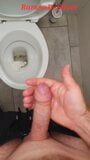 Master Ramon pisst und wichst gnadenlos die Toilette voll, arme Putzfrau snapshot 5