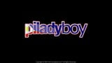 Ladyboy de pelo largo masturbándose su pequeña polla peluda snapshot 1