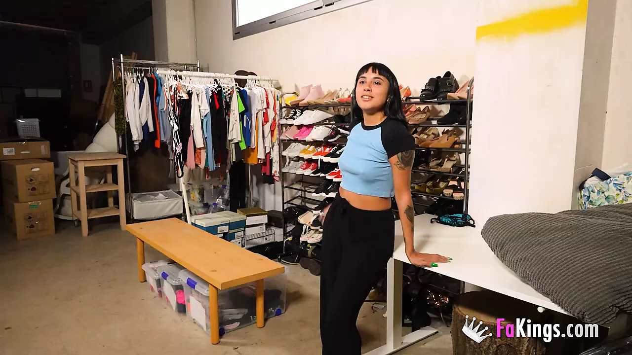 Vendedora de roupas a seduz com um funcionário depois de um dia de trabalho  | xHamster