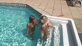 Vierer am Pool! Bisexuelle Teenager haben keine Grenzen !!! snapshot 2