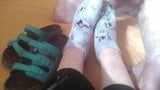 feet-queen - heftig abgespritzt auf meine stinkigen Sneakersöckchen und Hausschlappen snapshot 7