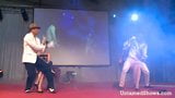 Zwei männliche Stripper tanzen schmutzig auf der Bühne snapshot 8