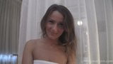 Cattiva puledra dai capelli castani chat con i suoi fan snapshot 4