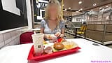 Une blonde en robe courte se masturbe la chatte pompée dans un restaurant public et pisse dans les toilettes de McDonald snapshot 1