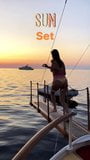 Alessandra Ambrosio springt in het water bij zonsondergang snapshot 2