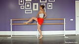 Супер горячая гимнастка Yanna Kokx - миниатюрная девушка-брюнетка snapshot 2