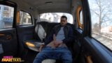 Vrouwelijke nep -taxi - vrouwelijke chauffeur neemt het sperma van de passagier snapshot 7