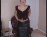 Hete brit milf in leren rok snapshot 5