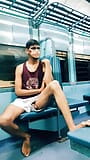 แดดดี้ Desi บนรถไฟ – ยิงน้ําเงี่ยนในที่สาธารณะ snapshot 5