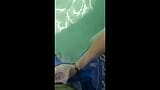 Dem poolboy einen handjob geben snapshot 9