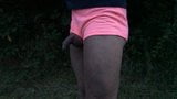 Caminhada na estrada pública de shorts rosa. snapshot 10