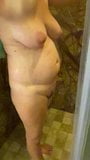 Milf vrouw stuiterende tieten in de douche en harde tepels snapshot 4