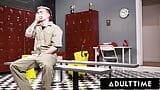 Adult time - April Olsen en train de renifler sa culotte se fait prendre en train de se masturber dans les vestiaires et baise le concierge snapshot 3