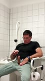 Wichsen in einer öffentlichen toilette im medizinischen gebäude. Unbearbeitete snapshot 11