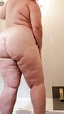 PAWG Kitty Queen rozbiera się i bierze prysznic - Blondynka BBW MILF z dużymi naturalnymi piersiami pokazuje jej najlepsze części snapshot 4