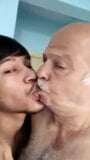 Velho indiano beijando snapshot 1