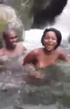 Coppia haitiana che scopa nell'acqua snapshot 2