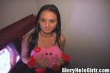 Teen Teen Latina gibt Valentinstag Blowjobs im Tampa Gloryhole snapshot 1
