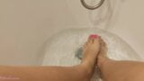 Bagno e cura dei piedi dopo una dura giornata snapshot 3