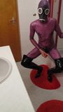 im lila Latex Catsuit mit Prostata-Vibrator gewichst snapshot 7