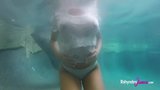 Rahyndee James folla en una piscina snapshot 4