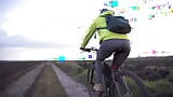 Справжній аматор у штанях для йоги катається на велосипеді, вид ззаду snapshot 6