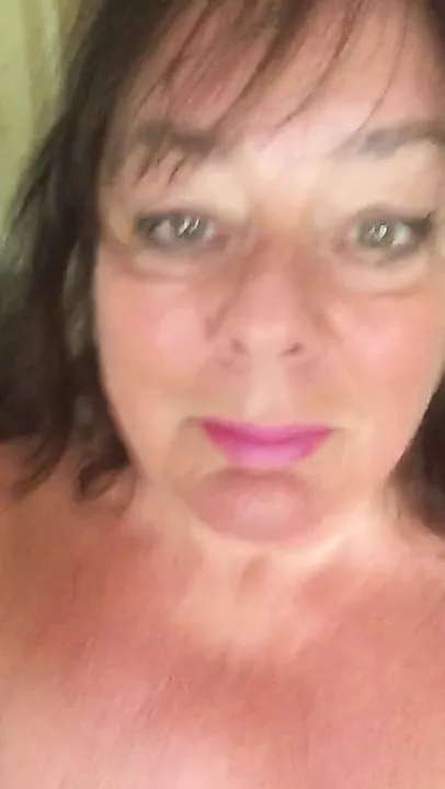 bikinili köle , göğüsleri ve amcık gösteriliyor